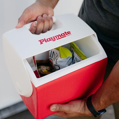 Personne remplissant glacière Igloo Playmate avec boissons et aliments vue pratique utilisation