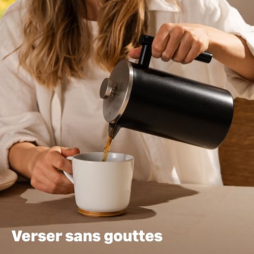 Femme versant café depuis cafetière SILBERTHAL dans tasse blanche service anti-goutte