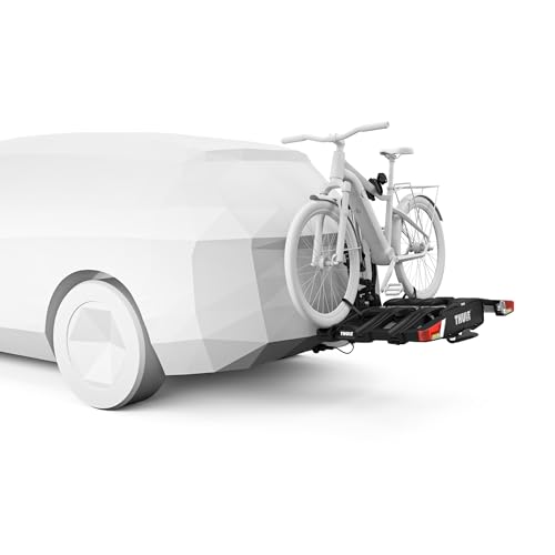 Porte-vélos Thule EasyFold XT installé sur attelage voiture blanche avec deux vélos chargés