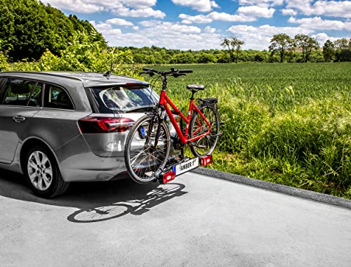 Vélo électrique rouge fixé sur porte-vélo EUFAB Amber 1 attelage voiture