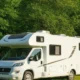 Camping-car moderne au soleil avec climatiseur de toit visible, pour le calcul des BTU