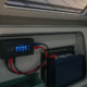Chargeur connecté à une batterie auxiliaire de camping-car, panneau solaire visible