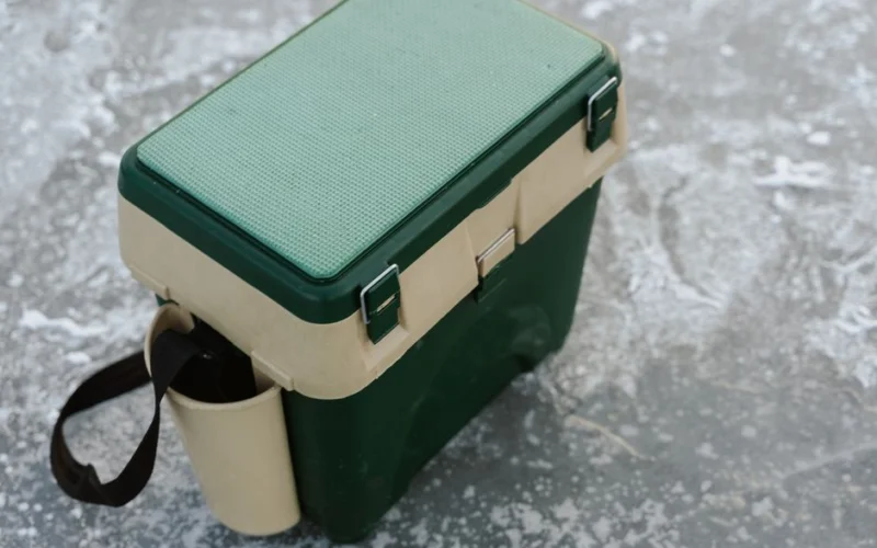 Glacière électrique bien ventilée et organisée dans un camping-car pour réduire la consommation