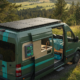 Van avec panneaux solaires sur le toit et installation électrique intérieure