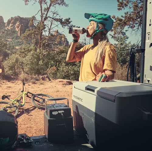 Glacière Dometic CFF 45 alimentée par station d'énergie portable dans un van