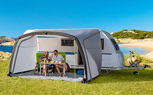 Couple profitant de l'auvent gonflable Berger Sombra-L installé face à la mer par temps ensoleillé