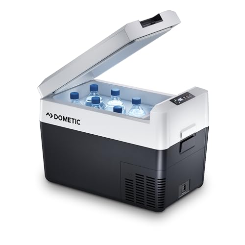 Glacière Dometic CDF2 36 ouverte contenant des bouteilles d'eau de 1,5 L debout