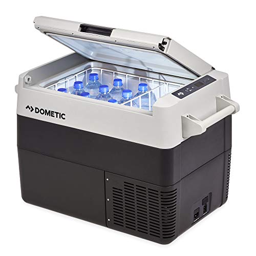 Glacière-congélateur Dometic CFF 45 ouverte remplie de bouteilles d'eau
