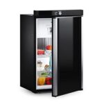Réfrigérateur à absorption Dometic RM10.5T noir avec porte ouverte montrant compartiments remplis de denrées