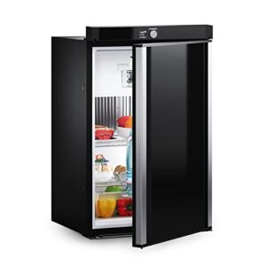 Réfrigérateur à absorption Dometic RM10.5T noir avec porte ouverte montrant compartiments remplis de denrées
