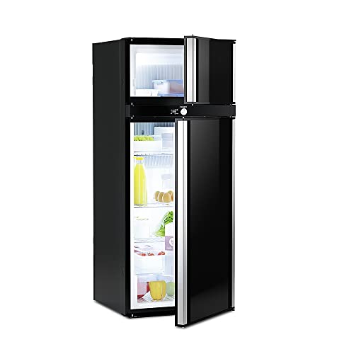Interieur refrigerateur Dometic RMD 10.5T avec aliments clayettes et compartiment congelateur ouvert
