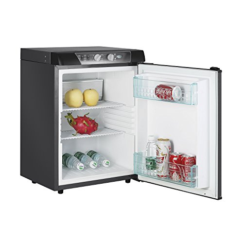 Intérieur réfrigérateur trimixte XC60 ouvert avec clayettes, fruits, bouteilles et canettes rangés