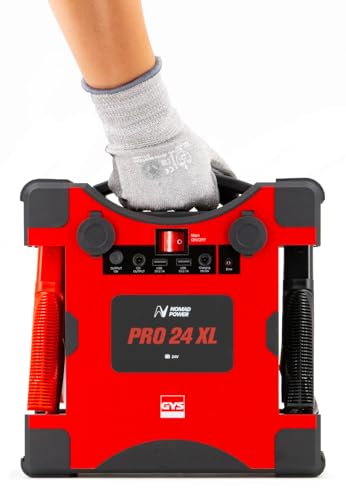 Main gantée soulevant le booster GYS Pro 24 XL par sa poignée démontrant sa portabilité