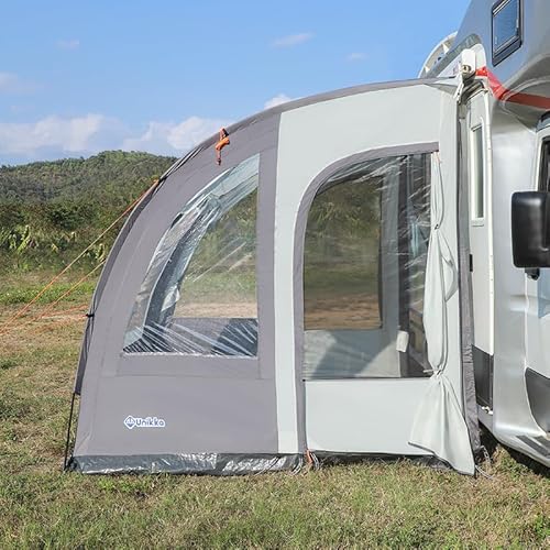 Détail des grandes fenêtres transparentes et porte de l'auvent Unikka Weekender fixé au véhicule