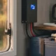 Convertisseur pur sinus 12V-220V relié à une batterie à décharge lente dans un camping-car